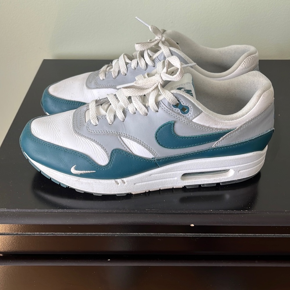SHARP pair of Nike Air Max. Size 10. Green, white, grey.